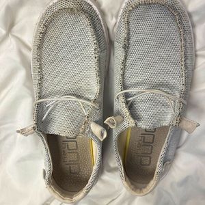 Hey dudes size 9
